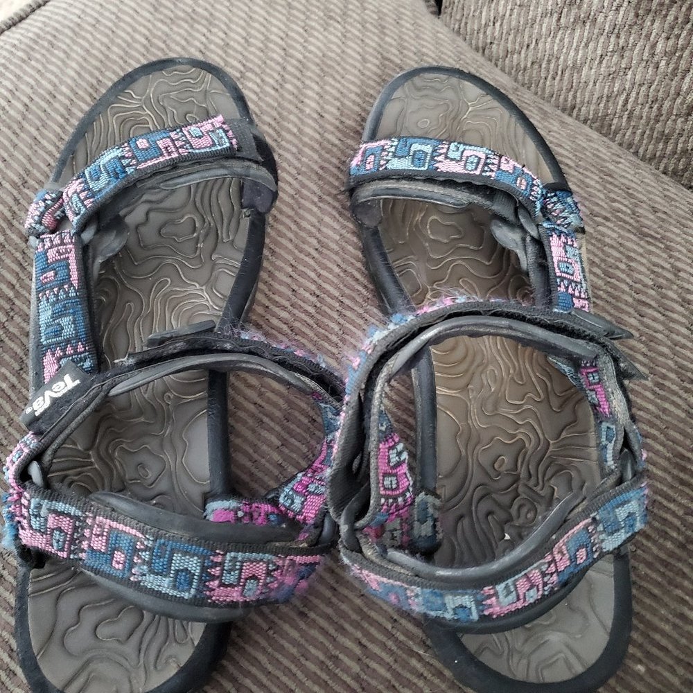 Size 10 teva for women. Some wear. 15$ obo